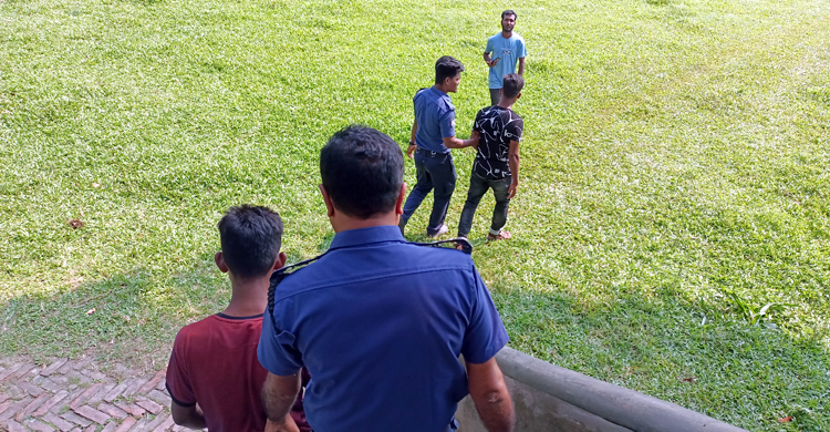 ছাত্রীকে উত্ত্যক্ত করায় দুই যুবককে পুলিশে দিলো এলাকাবাসী