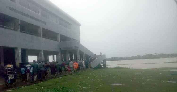 আশ্রয়কেন্দ্রে পটুয়াখালী উপকূলের ৭০ হাজার মানুষ