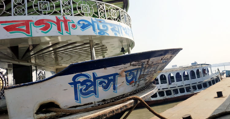 ধর্মঘটে নৌপথে অচলাবস্থা, দুর্ভোগে যাত্রীরা