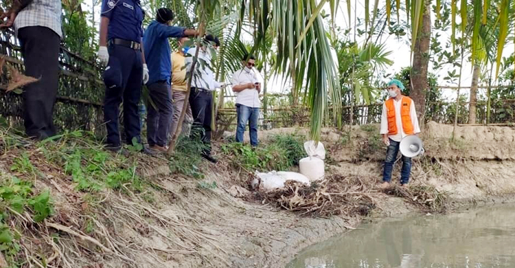 ইউপি সদস্যের পুকুর পাড়ে মিলল সরকারি চাল