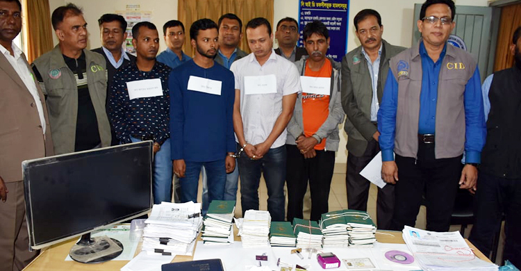 নারায়ণগঞ্জ পাসপোর্ট অফিস থেকে ৫ দালাল আটক
