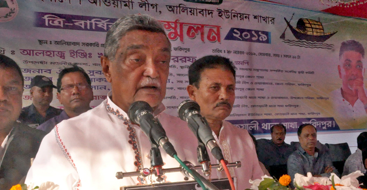 ‘জনগণের কথা চিন্তা করে বিমানে পেঁয়াজ আনছেন প্রধানমন্ত্রী’