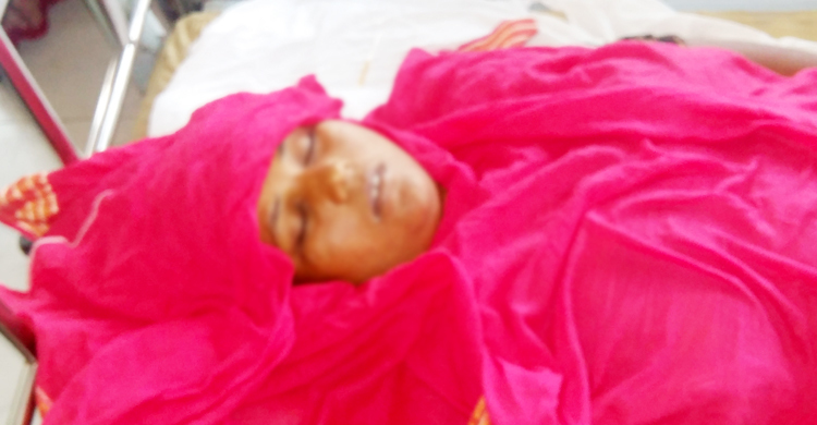 অন্যের শিশুকে বাঁচাতে প্রাণ দিলেন গৃহবধূ