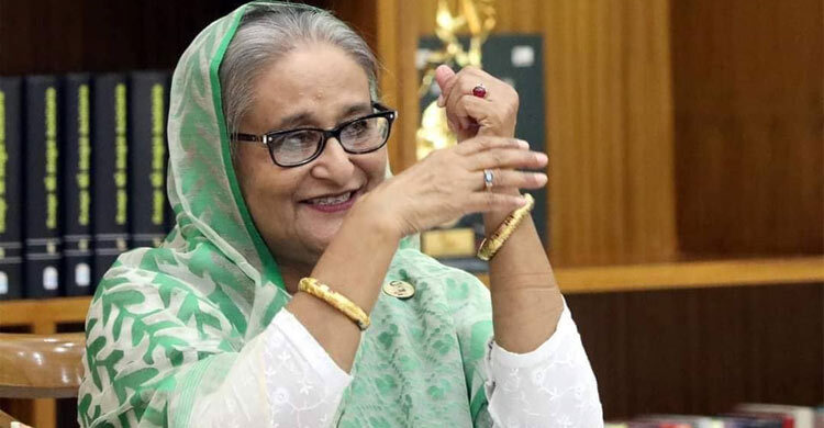 চা-শ্রমিকদের উপহারের স্বর্ণের চুড়ি দেখিয়ে প্রধানমন্ত্রীর উচ্ছ্বাস