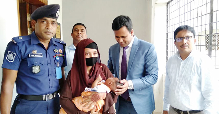 ৩২ দিনের শিশু নিয়ে পরীক্ষাকেন্দ্রে মা