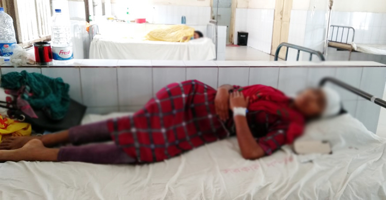 প্রেমের প্রস্তাব প্রত্যাখ্যান করায় স্কুলছাত্রীকে কুপিয়ে রক্তাক্ত