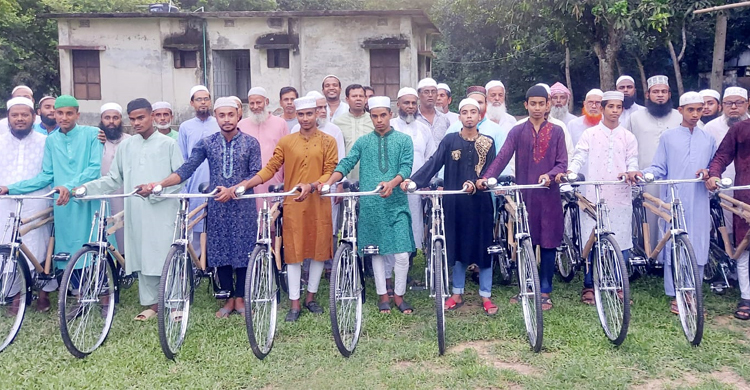৪০ দিন জামাতে নামাজ পড়ে সাইকেল পেলো ১০ কিশোর