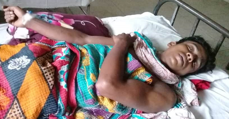 প্রেমিকার বাড়ির লোকের পিটুনি খেয়ে হাসপাতালে প্রেমিক