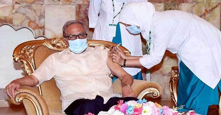 করোনার দ্বিতীয় ডোজ টিকা নিলেন রাষ্ট্রপতি
