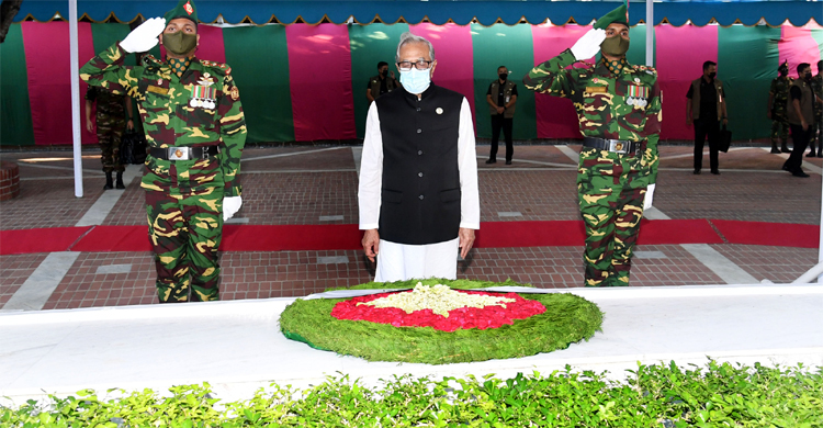 টুঙ্গিপাড়ায় বঙ্গবন্ধুর সমাধিতে রাষ্ট্রপতির শ্রদ্ধা