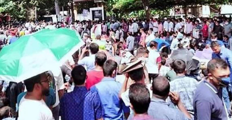 জাতীয়করণের দাবিতে প্রাথমিকের দপ্তরি কাম প্রহরীদের পথযাত্রা