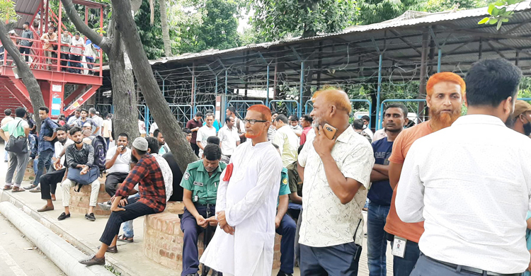 চাকরি স্থায়ীকরণের দাবিতে প্রাথমিকের দপ্তরি-কাম প্রহরীদের বিক্ষোভ