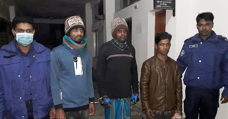 অন্যের হয়ে হাজিরা দিতে এসে নিজেরাই কারাগারে