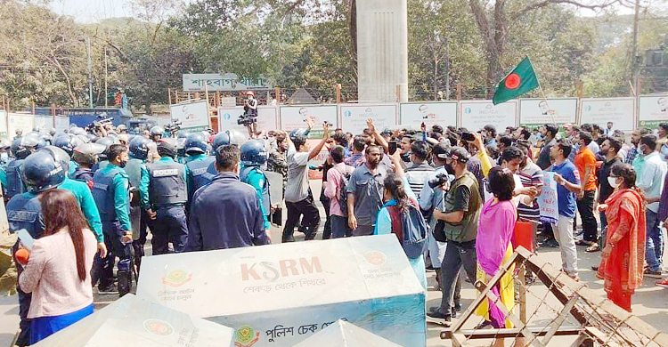 শাহবাগে জাতীয় বিশ্ববিদ্যালয়ের শিক্ষার্থীদের বিক্ষোভ, আটক ১০