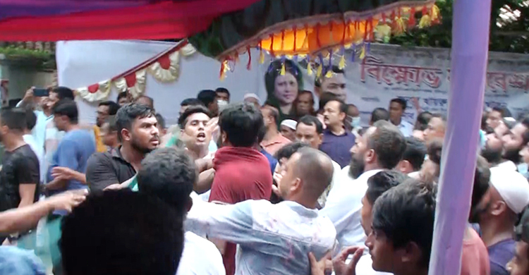 সামনের সারিতে বসা নিয়ে ছাত্রদলের দু’গ্রুপের সংঘর্ষে পণ্ড বিক্ষোভ