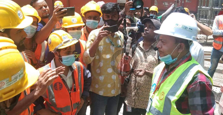 বকেয়া বেতনের দাবিতে মেট্রোরেল শ্রমিকদের বিক্ষোভ