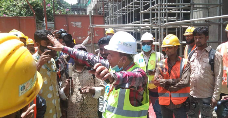 বকেয়া বেতনের দাবিতে মেট্রোরেল শ্রমিকদের বিক্ষোভ