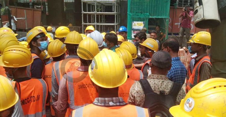 বকেয়া বেতনের দাবিতে মেট্রোরেল শ্রমিকদের বিক্ষোভ