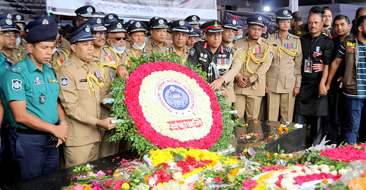 বঙ্গবন্ধুর প্রতিকৃতিতে পুলিশ সার্ভিস অ্যাসোসিয়েশনের শ্রদ্ধা