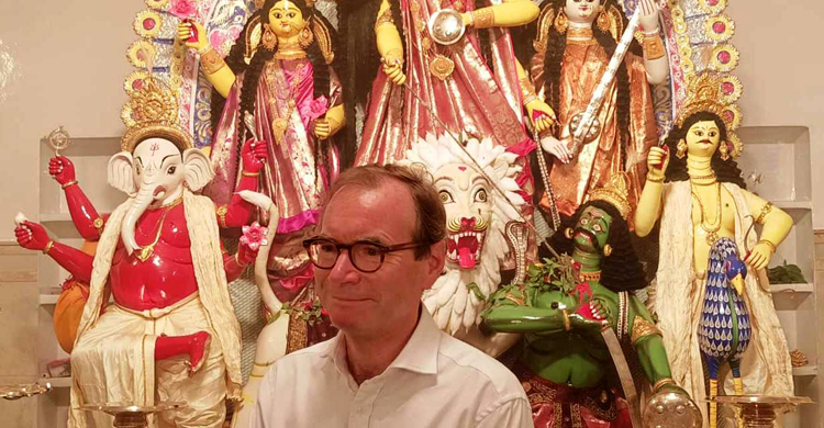 বাংলাদেশের দুর্গাপূজা উৎসব উপভোগ করছেন বৃটিশ হাইকমিশনার