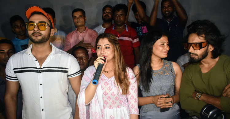 ‘সাইকো’ সিনেমার প্রচারণায় বগুড়ায় রোশান-পূজা