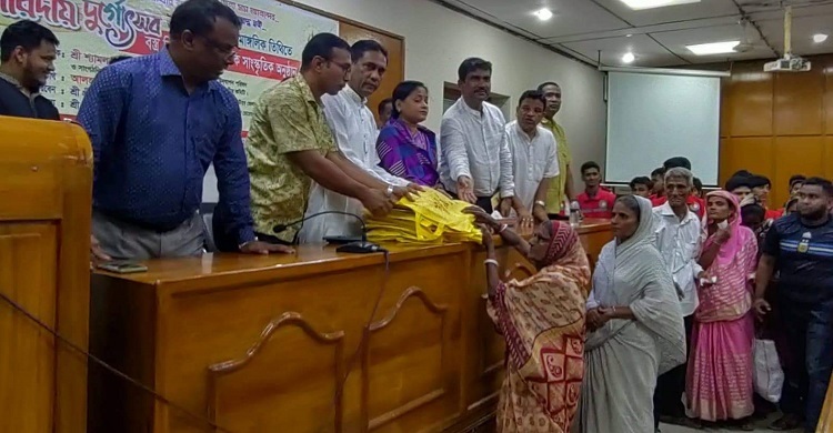 দুর্গাপূজা উপলক্ষে চট্টগ্রামে অসহায়দের মধ্যে বস্ত্র বিতরণ