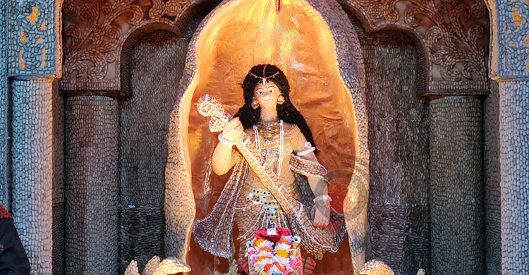 বাদামের খোসায় সরস্বতী পূজার মণ্ডপ-প্রতিমা