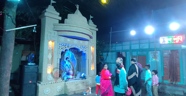 বাদামের খোসায় সরস্বতী পূজার মণ্ডপ-প্রতিমা