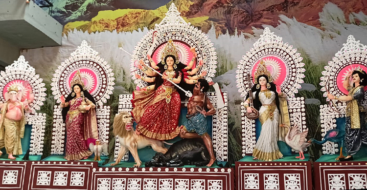 শঙ্খ-উলুধ্বনিতে চলছে মহাসপ্তমী পূজা