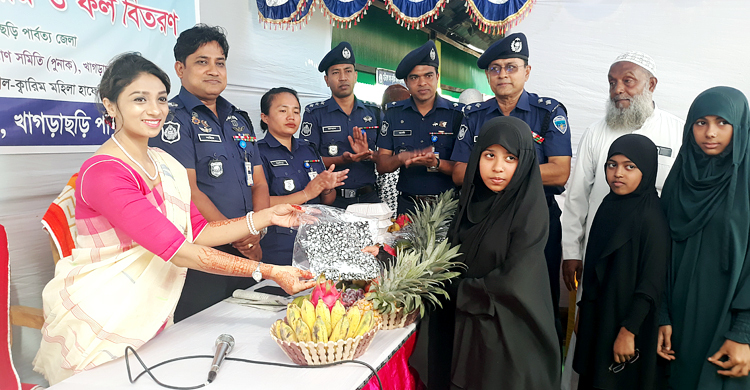 নিজে রান্না করে এতিম শিশুদের খাওয়ালেন এসপিপত্নী