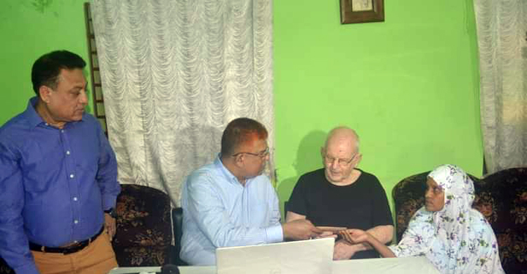 অস্ট্রেলিয়ান নাগরিকের পাশে পুনাক