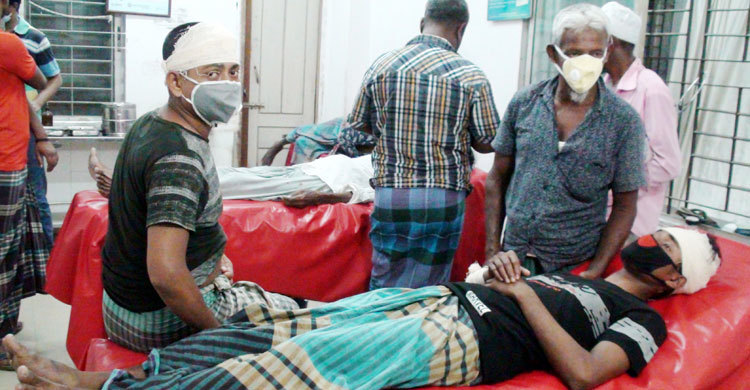 পারিবারিক মারামারিতে ১০ জন আহত