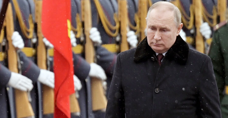 Ukraine: EU sanctions Russia defence minister, military chief