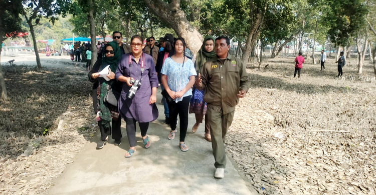 সন্তানদের নিয়ে হঠাৎ সুন্দরবনে প্রধানমন্ত্রী কন্যা পুতুল