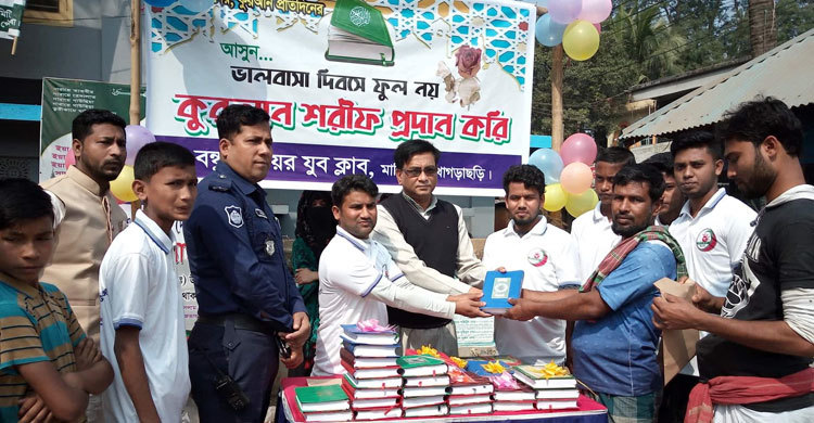 ভালোবাসা দিবসে ফুলের বদলে কোরআন বিতরণ