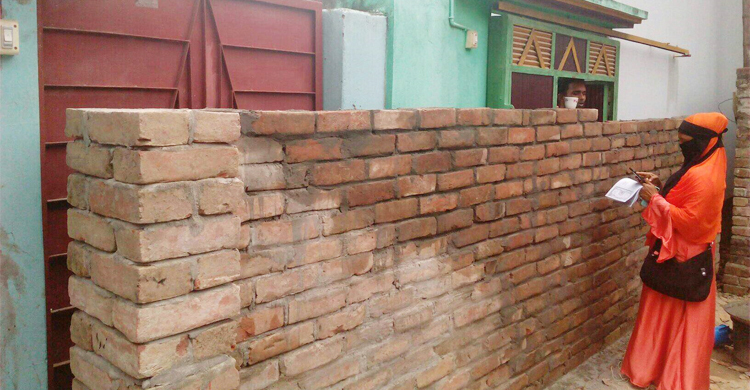 আইনজীবীর প্রাচীরে গৃহবন্দি দুই পরিবার