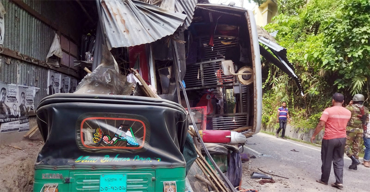 রাঙ্গামাটিতে বাস উল্টে দুমড়ে-মুচড়ে গেলো তিন অটোরিকশা