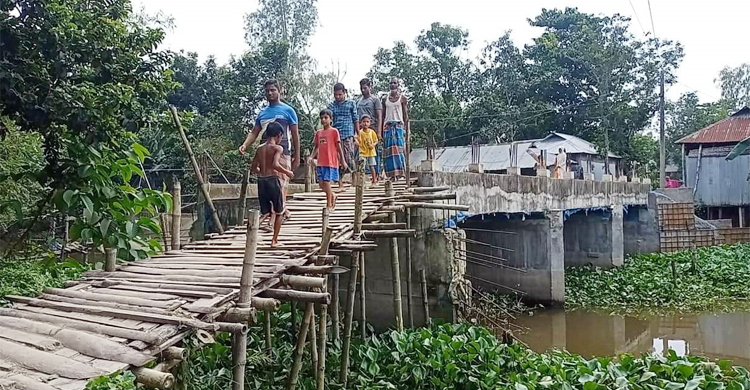 কাজ শেষ না করেই টাকা নিয়ে লাপাত্তা ঠিকাদার