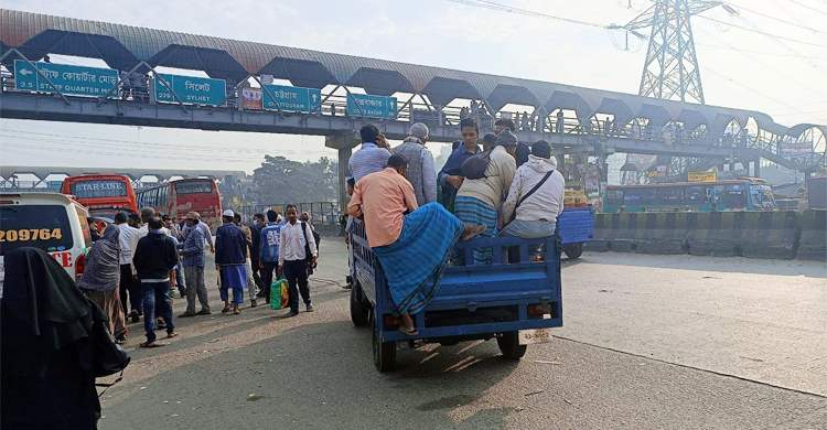 বাস না পেয়ে পিকআপভ্যানে গন্তব্যে ছুটছেন যাত্রীরা