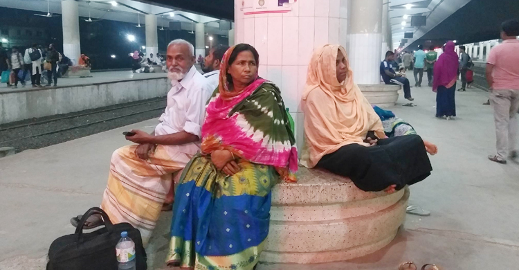 রাবি শিক্ষার্থীদের রেলপথে আগুন, দুর্ভোগে যাত্রীরা