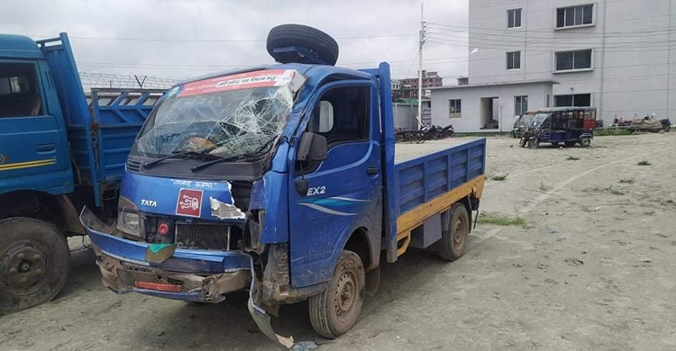 পিকআপ থেকে পড়ে প্রাণ গেল ৩ যাত্রীর