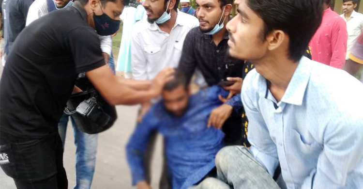 বক্তব্য দেওয়ার সময় অসুস্থ হয়ে পড়লেন রাবির ছাত্র নেতা সাকিব
