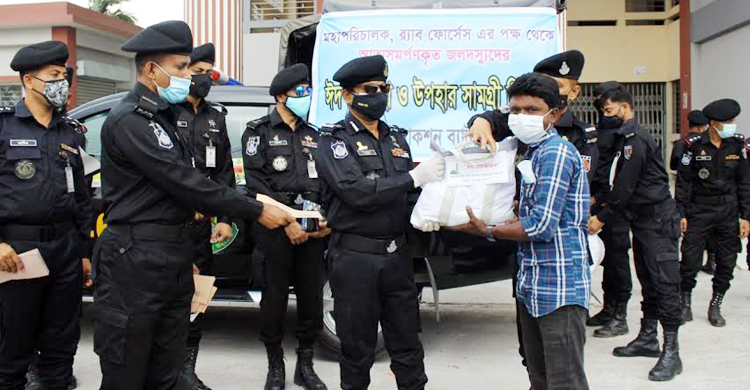 সুন্দরবনে আত্মসমর্পণকারী জলদস্যুদের মাঝে র্যাবের ঈদ উপহার