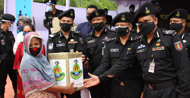 রাজধানীতে চার হাজার পরিবারকে ত্রাণ দিল র্যাব