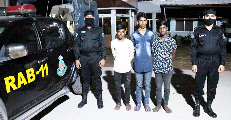 বাসের জানালার পাশে বসে মোবাইলে কথা বলা যাত্রীরা তাদের ‘টার্গেট’