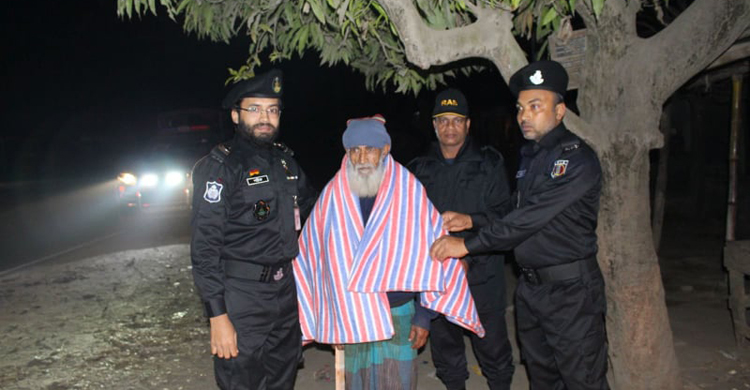 গভীর রাতে র&zwnj;্যাবের কম্বল পেয়ে নাজমার উষ্ণ হাসি