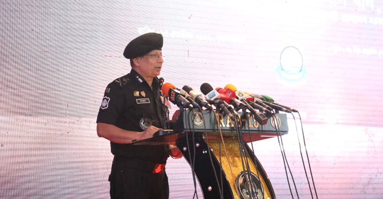 শুধু অভিযান নয়, মানবিক সহায়তা দিয়ে অপরাধ নির্মূলে কাজ করছে র‌্যাব