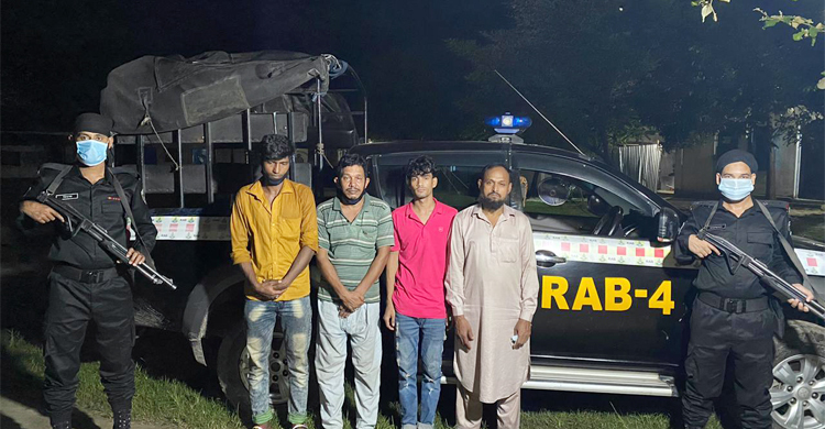 ৬৮ মোবাইলসহ ৪ ছিনতাইকারী আটক