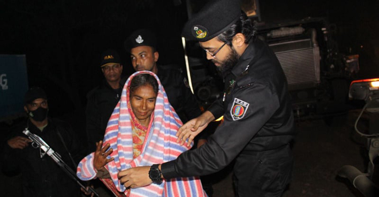 গভীর রাতে র‌্যাবের কম্বল পেয়ে নাজমার উষ্ণ হাসি