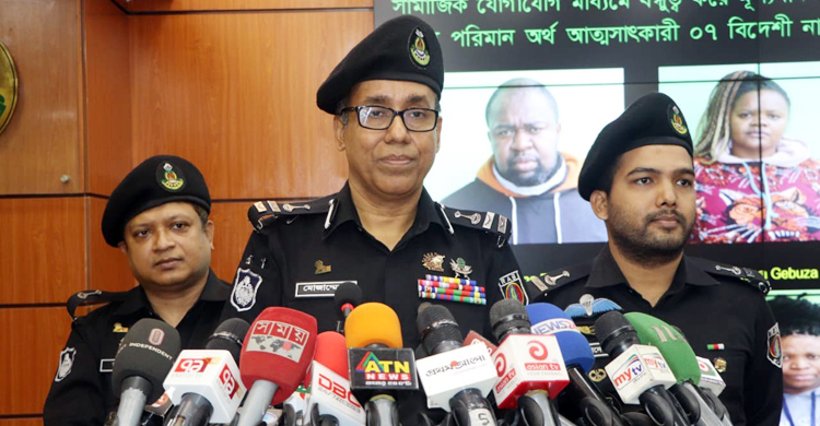 ভ্রমণভিসায় বাংলাদেশে এসে কোটি টাকা হাতিয়েছেন তারা